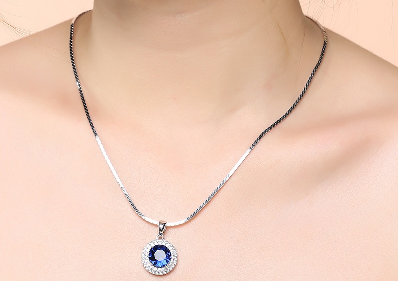 Mặt dây chuyền đính đá xanh thanh lịch